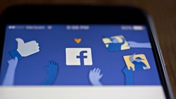 Facebook sẽ sử dụng AI để phát hiện và loại bỏ các thông tin sai sự thật trên ứng dụng của mình (Ảnh Reuters)