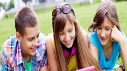 Trẻ em đang ngày càng dành nhiều thời gian trên không gian mạng (Ảnh Shutterstock)