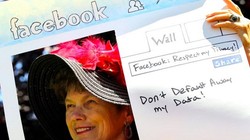 Một người phụ nữ biểu tình chống lại Facebook (Ảnh Getty)