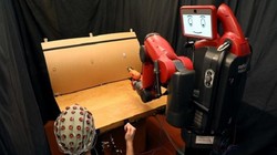 Một hệ thống do trường MIT phát triển cho phép con người điều khiển robot bằng cách sử dụng các cử chỉ và sóng não của chúng ta (Ảnh MIT CSAIL)