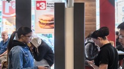 Đây là một phương thức mới để bạn lấy đồ ăn và có thể mang lại nhiều thuận lợi cho nhân viên trong các cửa hàng đồ ăn nhanh (Ảnh Business Insider)