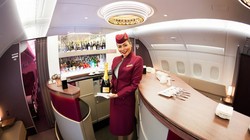 Một tiếp viên hàng không chào đón khách khi họ bước lên máy bay thuộc hãng Qatar Airways (Ảnh Shutterstock)