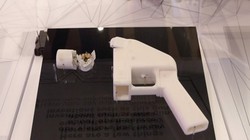 Một khẩu súng in 3D trên màn hình năm 2013 (Ảnh Getty Images)