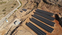 Một hòn đảo nhỏ của Hy Lạp có tên là Tilos sẽ sớm trở thành hòn đảo đầu tiên ở Địa Trung Hải hoàn toàn chỉ sử dụng năng lượng gió và năng lượng mặt trời (Ảnh Associated Press)