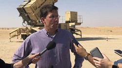 Bộ trưởng Quốc phòng Mỹ Mark Esper trả lời báo giới (Ảnh: AP)