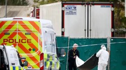 Cảnh sát đang điều tra vụ 39 thi thể được phát hiện trong một chiếc xe tải ở Essex (Ảnh: Reuters)