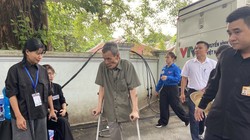 Cựu chiến binh mất 1 chân quyết tâm chống nạng tới viếng Tổng Bí thư Nguyễn Phú Trọng