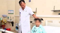 TS. Dương Đức Hùng - Giám đốc Bệnh viện Việt Đức - chia sẻ niềm vui với bé D.L chuẩn bị ra viện