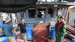 Cán bộ, chiến sĩ Bộ đội Biên phòng thông báo, hướng dẫn tàu thuyền, ngư dân tránh trú bão. (Ảnh: CTTĐT Quảng Ninh)