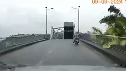 Khoảnh khắc sập cầu Phong Châu, xe tải cắm đầu xuống sông Hồng