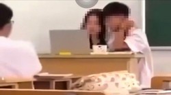 Nam sinh có cử chỉ thân mật với cô giáo tại lớp học gây xôn xao mạng xã hội.