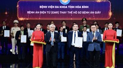 Bệnh viện Đa khoa tỉnh Hòa Bình nhận giải thưởng từ Ban Tổ chức với sản phẩm “Bệnh án điện tử (EMR) thay thế hồ sơ bệnh án giấy”. Đại diện cho Bệnh viện Đa khoa tỉnh Hòa Bình, Thầy thuốc ưu tú. Tiến sĩ, Bác sĩ Nguyễn Hoàng Diệu, Giám đốc Bệnh viện nhận giải thưởng.