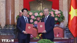 Tổng Bí thư Tô Lâm và Chủ tịch nước Lương Cường bàn giao công tác Chủ tịch nước