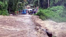 Nhiều khu vực ở Luzon, Visayas và Mindanao đã bắt đầu trải qua tình trạng lở đất, lũ lụt, mất điện do bão Trà Mi gây ra. (Ảnh: Inquirer.net)