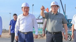 Thủ tướng Phạm Minh Chính kiểm tra tình hình triển khai dự án Trung tâm Hội chợ Triển lãm Quốc gia tại huyện Đông Anh. Ảnh: VGP/Nhật Bắc