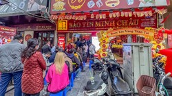 Giá vàng tăng cao nhưng người dân vẫn xếp hàng dài mua vàng. Ảnh minh họa.