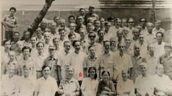 Đồng chí Vũ Oanh, Ủy viên Bộ Chính trị, nguyên Cục trưởng Cục Địch vận, TCCT (dấu *) cùng chỉ huy Cục Địch vận gặp mặt một số cán bộ "Tập kết ngược" tại Hà Nội năm 1980. Ảnh: Tư liệu CĐV.