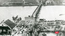 Lễ thượng cờ bên bờ Hiền Lương trong ngày hội thống nhất non sông. Ảnh Nguyễn Lê