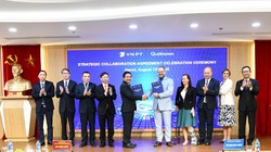 Ông Huỳnh Quang Liêm, Tổng Giám đốc VNPT và ông Cristiano Amon, Chủ tịch kiêm Tổng giám đốc Qualcomm thực hiện nghi lễ trao Thỏa thuận hợp tác chiến lược giữa hai Tập đoàn.