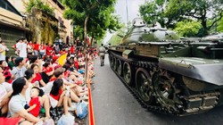 Người dân đổ về Ba Đình xem hợp luyện diễu binh, diễu hành Lễ kỷ niệm 80 năm Quốc khánh 2/9