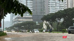 “Khu nhà giàu” ở Hà Nội ngập sâu, tài xế ô tô và xe máy chật vật vượt "biển nước" mênh mông