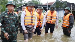 Tổng bí thư tới thăm, tặng quà, động viên người dân TP Huế vượt qua mưa lũ lịch sử