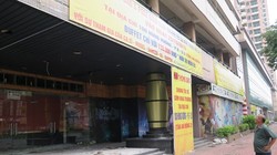 Một số người dân khi đi ngang qua khá bất ngờ vì sự xuống cấp, vắng vẻ ở tòa nhà này