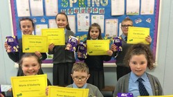 Trẻ em nhận giấy khen (Ảnh: GettyImages)