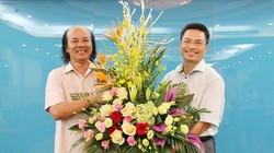Thay mặt Văn phòng Bộ TT&TT, ông Phạm Quang Hưởng tặng hoa nguyên Chánh Văn phòng Phạm Mạnh Lâm.