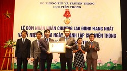 Bộ trưởng Bộ TT&TT Trương Minh Tuấn đã trao tặng Huân chương Lao động Hạng Nhất cho Cục Viễn thông- (Ảnh: mic.gov.vn).