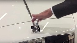 Biểu tượng Spirit of Ecstasy sẽ tự động thu lại khi gặp tác động.