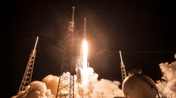 Tên lửa Falcon 9 mang theo vệ tinh JCSAT-16.