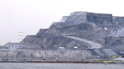 Hai bãi chứa chất thải của nhà máy DAP Đình Vũ rộng 18,4 ha, chất cao hơn 40 m- (Ảnh: VnExpress).