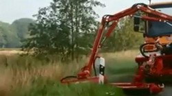 Việc cắt cỏ đường cao tốc ở nước ngoài được thực hiện bằng công nghệ.