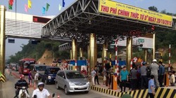 Nhiều lái xe lại tụ tập phản đối thu phí tại quốc lộ 6 Hòa Lạc - Hòa Bình.