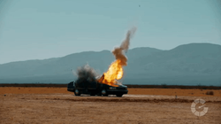 Quay chậm quá trình nổ xe ô tô.