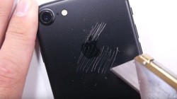 JerryRigEverything chấp nhận mang một chiếc iPhone 7 đen vào cuộc thử nghiệm của mình.