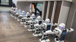 Trên robot có hiển thị ảnh của người được xếp hàng thay.