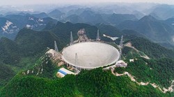 FAST là kính viễn vọng vô tuyến lớn nhất thế giới. Ảnh: Xinhua.