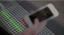 Úc thí điểm đèn đi bộ dành cho dân nghiện smartphone.