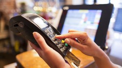 Quẹt thẻ trên máy POS khi mua sắm, chi trả tại các hàng quán - Ảnh: Businessnewsdaily.com