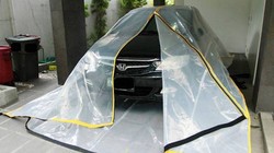 Một loại túi Carbag Floody có phản quang và mép dán ra vào dùng để chạy lũ cho xế hộp, bán tại Philippines