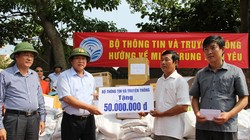 Bộ trưởng Bộ TT&TT đã đến thăm, động viên và tặng quà cho đồng bào bị thiệt hại nặng nề do thiên tai vừa xảy ra tại tỉnh Quảng Bình. 