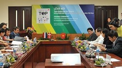 Đại diện các cơ quan cùng ký Thỏa thuận hợp tác công-tư đầu tiên trong lĩnh vực dệt may. Ảnh: VGP