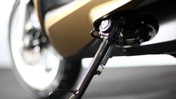 Chân chống nghiêng xe máy luôn được thiết kế ở bên trái xe (Ảnh: Internet)