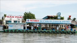 Trạm xăng dầu trên mặt nước tại Chợ nổi, Cái Răng- Cần Thơ- (Ảnh minh họa).