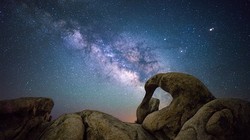 Bức ảnh "Mobiüs Arch dưới những vì sao"