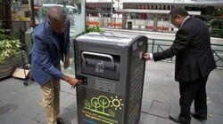 Thùng rác thông minh được lắp đặt trên đường phố của Singapore.