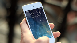 iPhone bị nghi ngờ giữ lại lịch sử cuộc gọi của người dùng- (Ảnh: AFP).