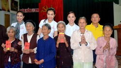 Ông Hoàng Việt Cường cùng Hoa hậu Phạm Hương, Á hậu Lệ Hằng và Á hậu Thiên Lý  trao hơn 200 phần quà đến người dân xã đảo Xuân Giang.